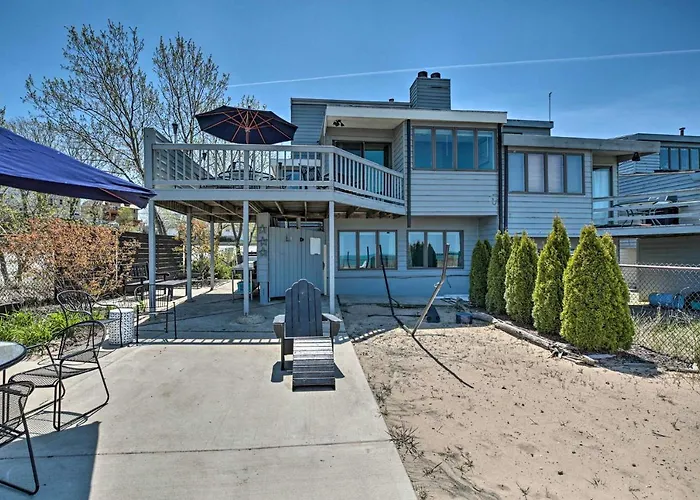 Lakefront Family Retreat W/ Grill: Steps To Beach!